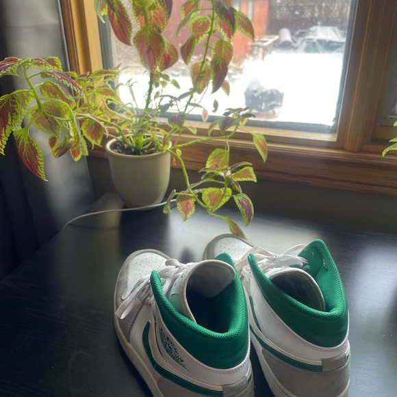 Air Jordan 1 Mid SE ‘Grey Pine Green’ - Picture 3 of 3